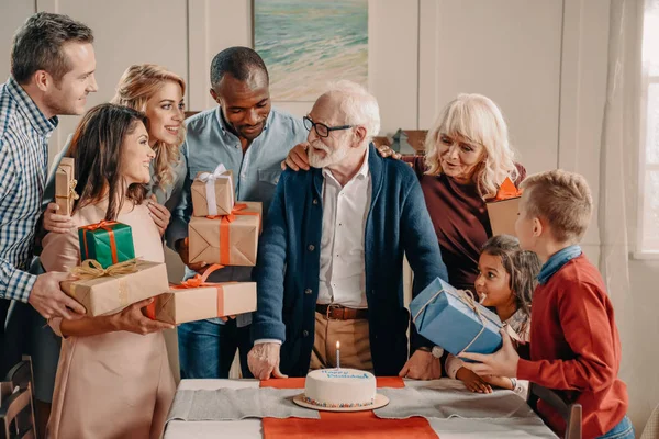 Grande família comemorando aniversário — Fotografia de Stock