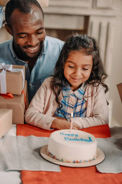 Father and daughter with birthday cake — Stock Photo