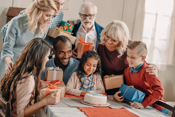 Grande famiglia festeggia il compleanno — Foto stock