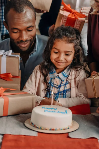 Pai e filha com bolo de aniversário — Fotografia de Stock