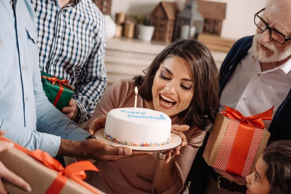 Mujer mordiendo pastel de cumpleaños - foto de stock