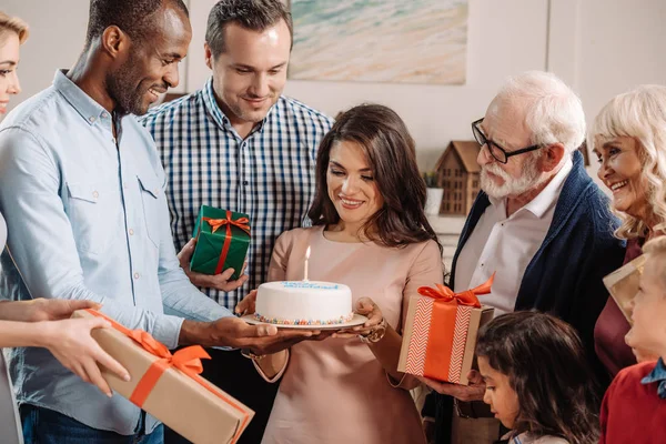 Grande família comemorando aniversário — Fotografia de Stock