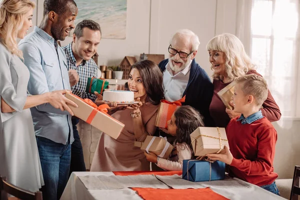 Grande famiglia festeggia il compleanno — Foto stock