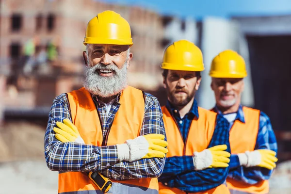 Trabajadores de la construcción en obra - foto de stock