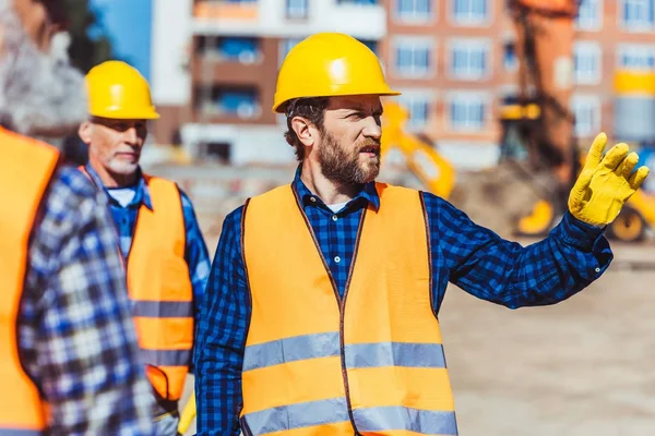 Trabajadores de la construcción - foto de stock