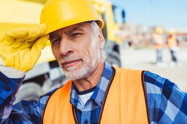 Ouvrier de la construction en uniforme — Photo de stock