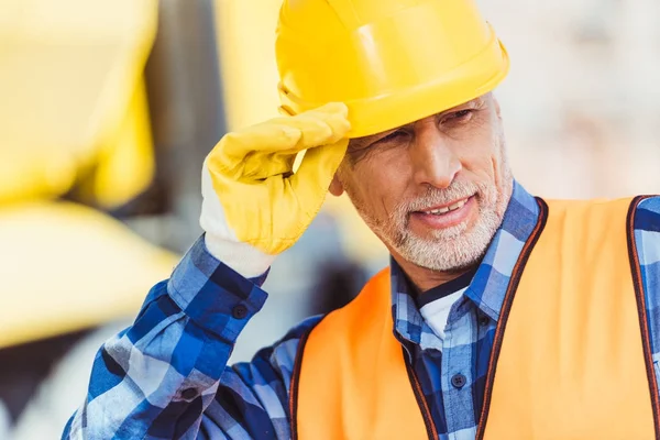 Trabajador de la construcción en hardhat - foto de stock