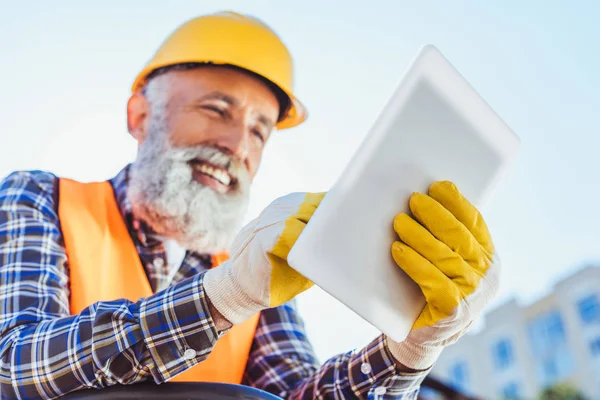 Travailleur de la construction utilisant une tablette numérique — Photo de stock