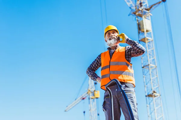 Construction worker talking on phone — Stock Photo