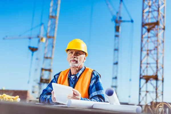 Construction worker with digital tablet — Stock Photo