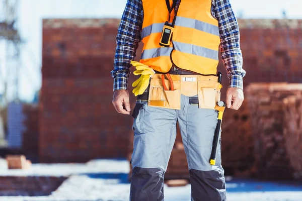 Operaio edile in giubbotto riflettente — Foto stock