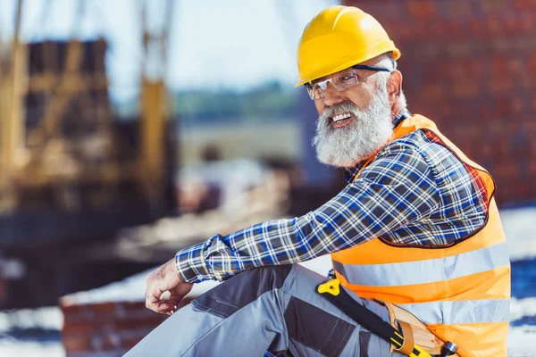 Trabajador en desgaste protector en obra - foto de stock