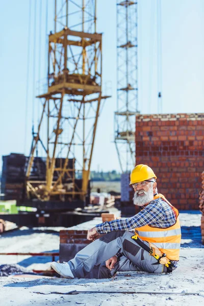 Trabajador en desgaste protector en obra — Stock Photo