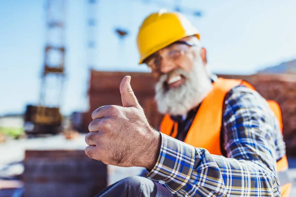 Trabajador de la construcción mostrando pulgar hacia arriba - foto de stock