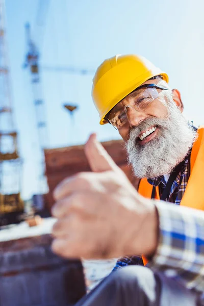 Ouvrier de la construction montrant pouce en l'air — Photo de stock