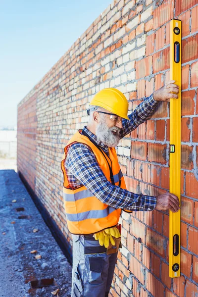 Trabalhador da construção usando nível de espírito — Fotografia de Stock