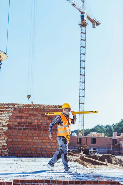 Construction worker holding spirit level — Stock Photo