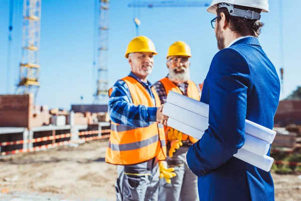 Trabalhador da construção e homem de negócios apertando as mãos — Fotografia de Stock