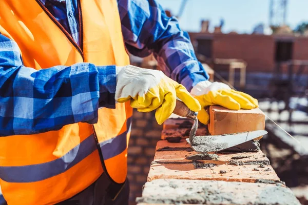 Travailleur de la construction pose de briques — Photo de stock