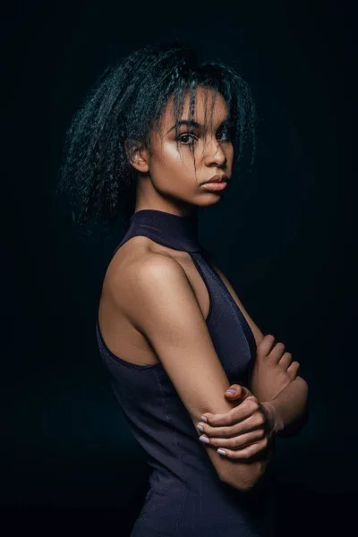 Afro chica con brazos cruzados - foto de stock