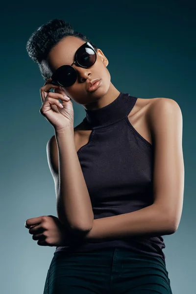 Chica de moda en gafas de sol - foto de stock