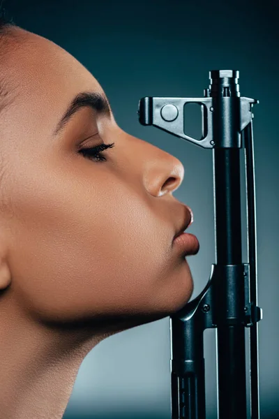 Menina americana africana com rifle — Fotografia de Stock