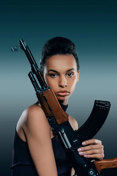 Menina americana africana com rifle — Fotografia de Stock