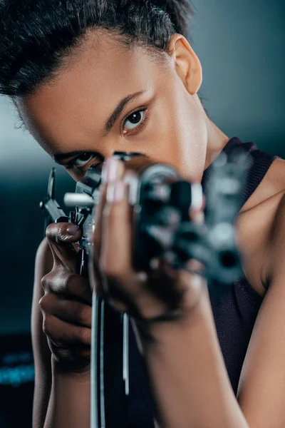 Mujer afroamericana con rifle - foto de stock