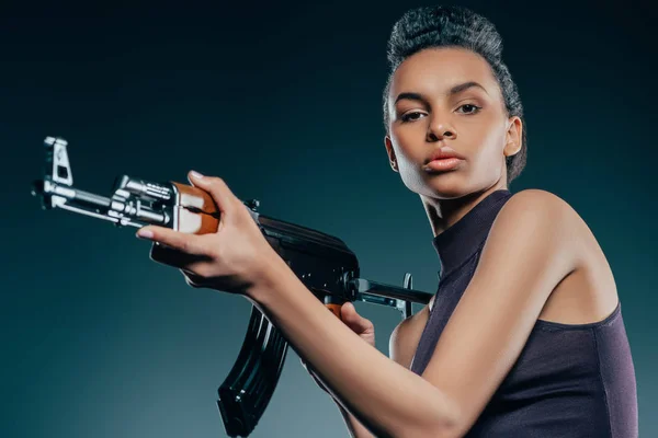 Chica afroamericana de moda con rifle - foto de stock