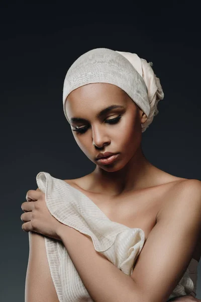 Menina americana africana posando em pano branco — Fotografia de Stock