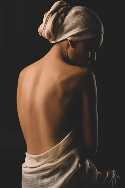 Menina em pano branco e turbante — Fotografia de Stock
