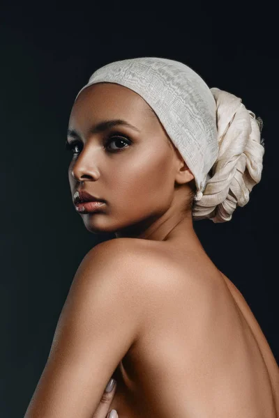 Chica afroamericana en turbante - foto de stock