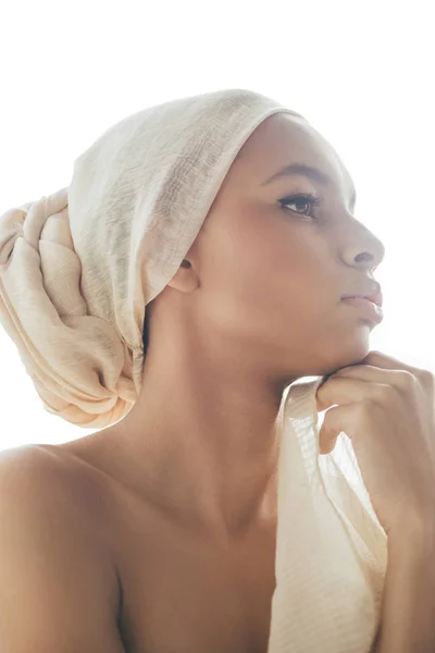 Fille sensuelle en turban — Photo de stock