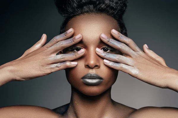 Afrikanische Amerikanerin mit silbernem Make-up — Stockfoto