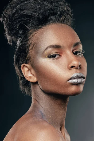 Elegante ragazza afro con trucco argento — Foto stock