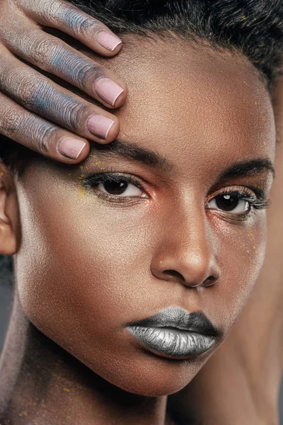 Afrikanische Amerikanerin mit silbernem Make-up — Stockfoto