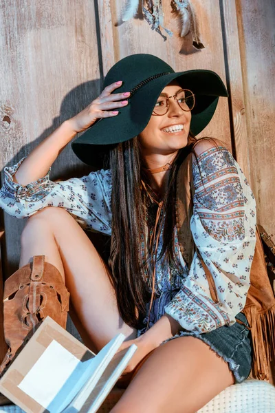 Chica bohemia sentada con libro - foto de stock