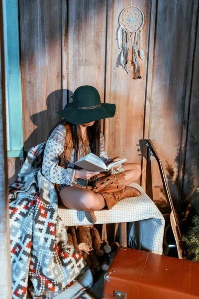 Chica bohemia leyendo libro - foto de stock