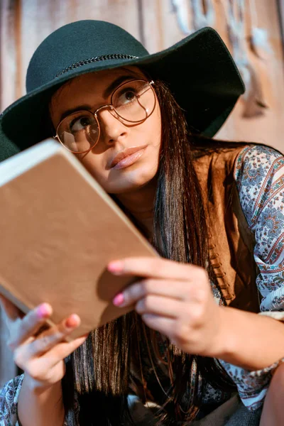 Hippie mujer leyendo libro - foto de stock