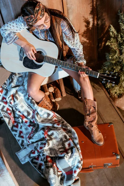 Хиппи девушка, играющая на акустической гитаре — стоковое фото