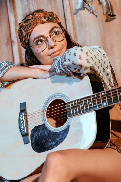 Hippie fille avec guitare acoustique — Photo de stock