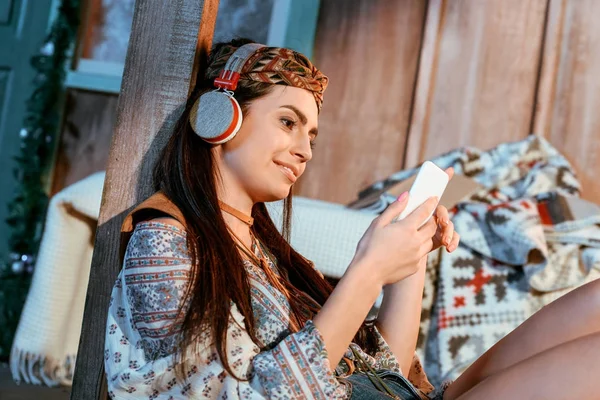 Mujer en estilo boho escuchando música - foto de stock