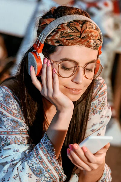 Mulher no estilo boho ouvir música — Fotografia de Stock