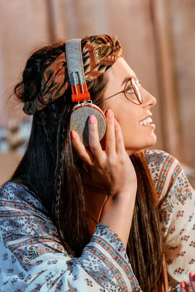 Hippie chica escuchar música en auriculares - foto de stock