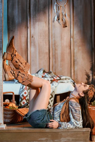 Chica en estilo boho tumbada en el suelo — Stock Photo