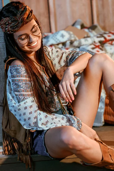 Chica hippie sentado en el suelo - foto de stock