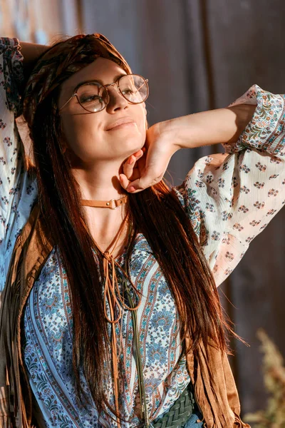 Hippie chica estiramiento en casa - foto de stock