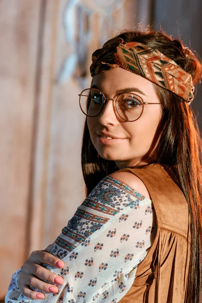 Chica bohemia en diadema y gafas - foto de stock