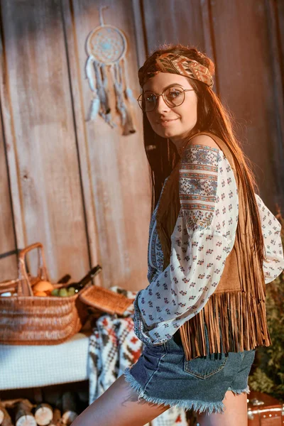 Chica bohemia en diadema y gafas - foto de stock