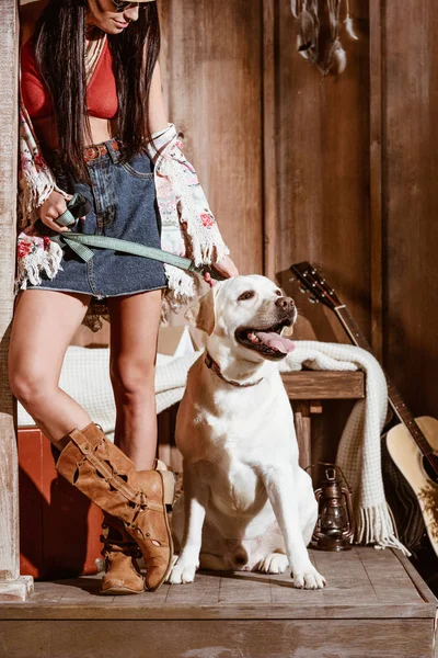Femme dans le style boho avec chien — Photo de stock